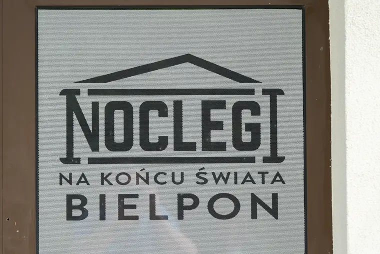 Szyld Noclegi na końcu świata Bielpon