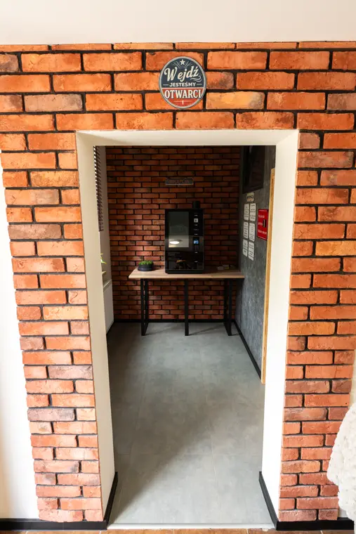 Ceglane przejście prowadzące do recepcji