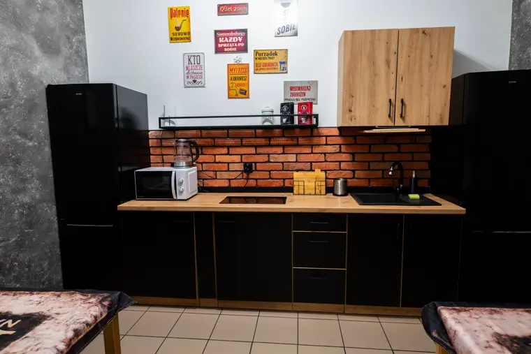 Kuchnia z płytą indukcyjną i lodówką
