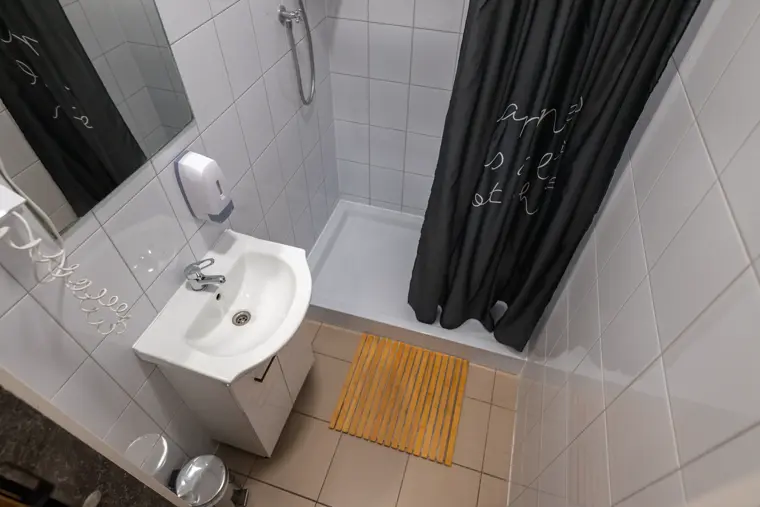 Łazienka z prysznicem i umywalką