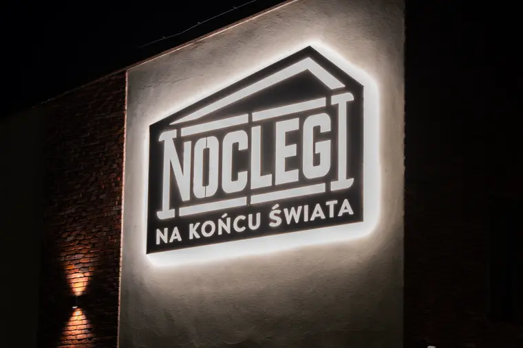Podświetlony szyld Noclegi na końcu świata