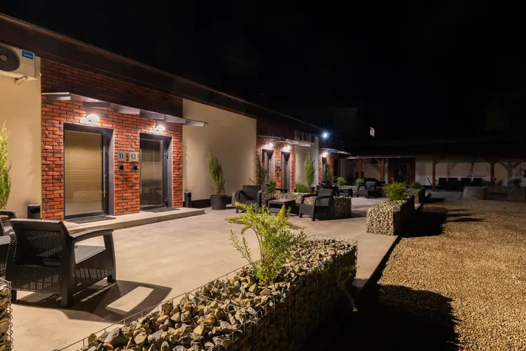 Patio z meblami ogrodowymi wieczorem