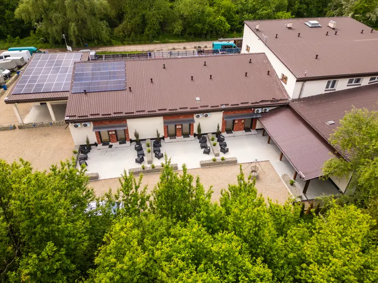 Obiekt wśród zieleni z lotu ptaka