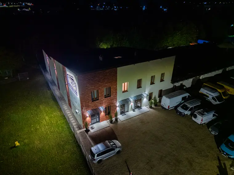 Podświetlony budynek nocą z lotu ptaka