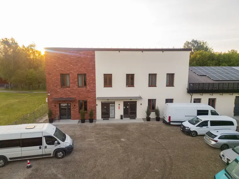 Wejścia od frontu w złotym świetle